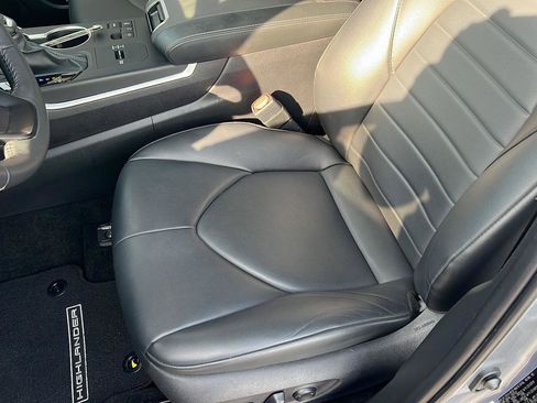 Certified 2024 Toyota Highlander XLE image 29