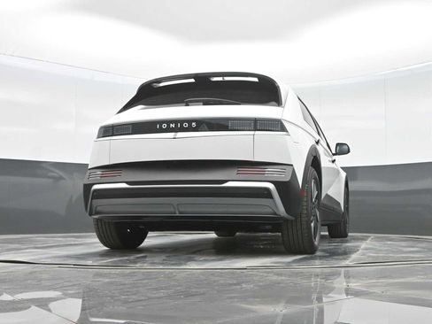 New 2025 Hyundai Ioniq 5 SE image 32
