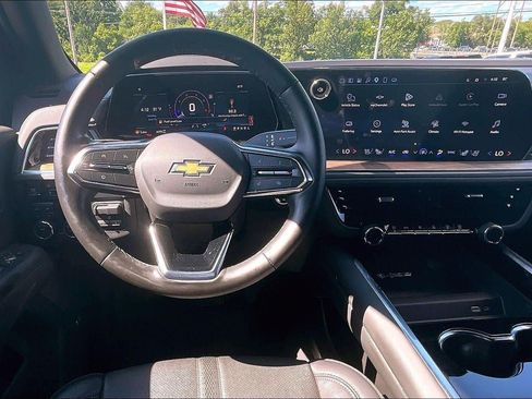 Used 2025 Chevrolet Suburban High Country AWD/4WD image 5