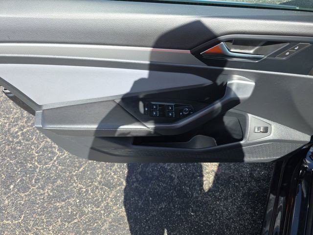 Used 2025 Volkswagen Jetta SE FWD image 9