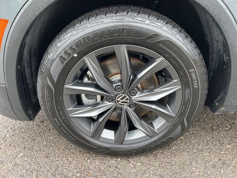 Used 2022 Volkswagen Tiguan SE w/ Panoramic Sunroof Package image 7