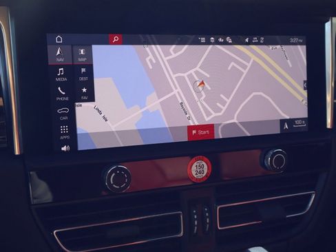 Certified 2025 Porsche Macan image 18