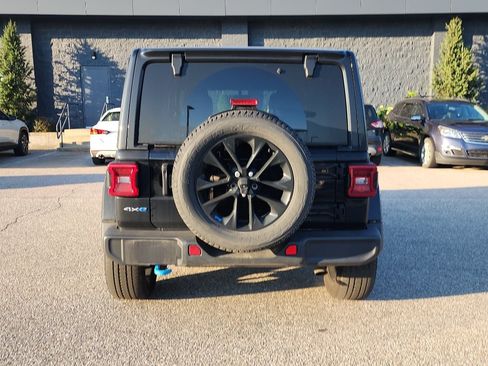 Used 2023 Jeep Wrangler Unlimited Sahara w/ Cold Weather Group AWD/4WD image 6