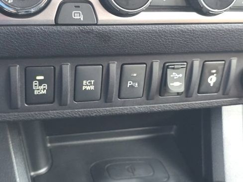 Used 2017 Toyota Tacoma Limited w/ Tow Package AWD/4WD image 15