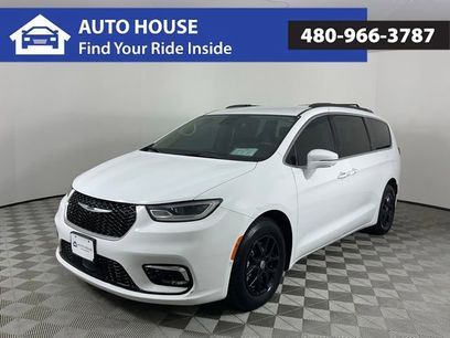 Used 2022 Chrysler Pacifica Touring-L w/ Uconnect Theater Family Group