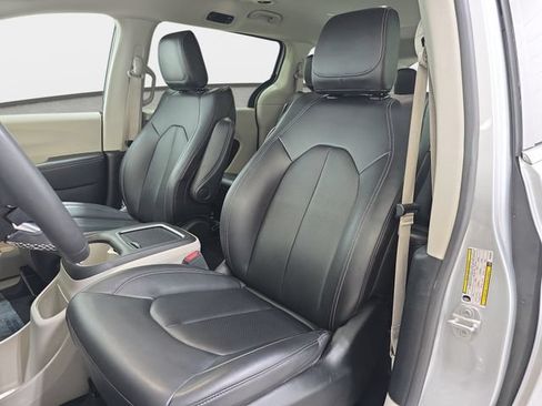 Used 2024 Chrysler Pacifica Limited FWD image 14