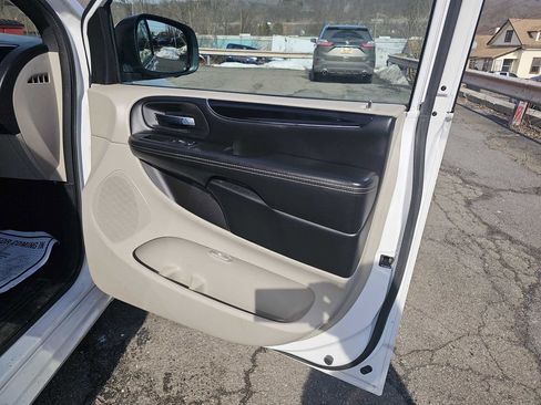Used 2019 Dodge Grand Caravan SXT image 4