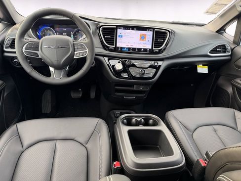 New 2026 Chrysler Pacifica Select image 10