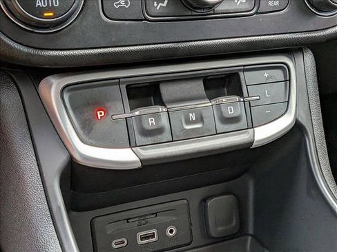Used 2022 GMC Terrain SLT w/ Infotainment Package II FWD image 12