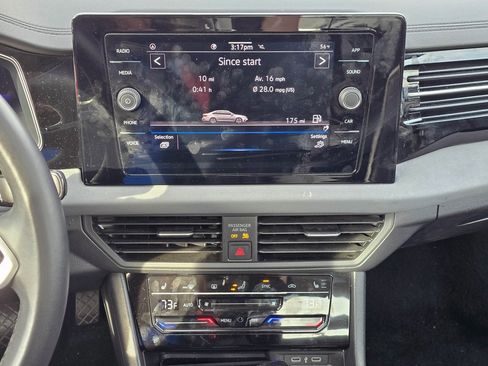 Used 2025 Volkswagen Jetta SE image 17