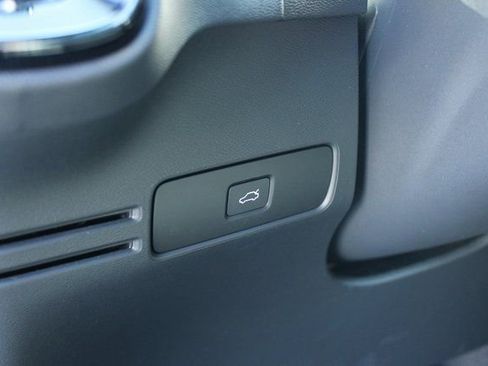 Used 2025 Volvo XC40 B5 Plus image 16