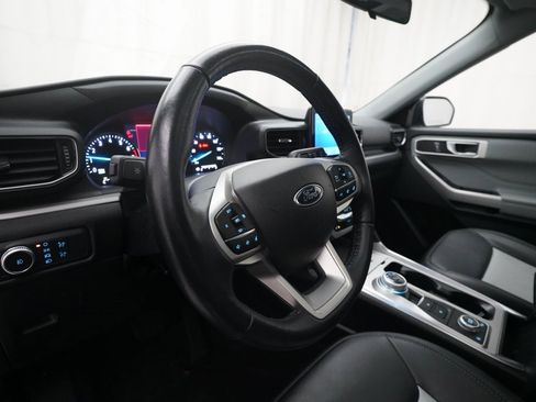 Used 2022 Ford Explorer XLT w/ Equipment Group 202A image 8