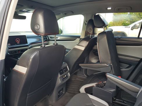 Used 2024 Volkswagen Atlas Peak Edition SE AWD/4WD image 11
