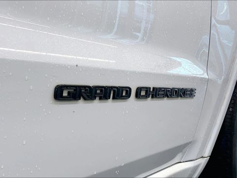 Used 2018 Jeep Grand Cherokee Altitude RWD image 11
