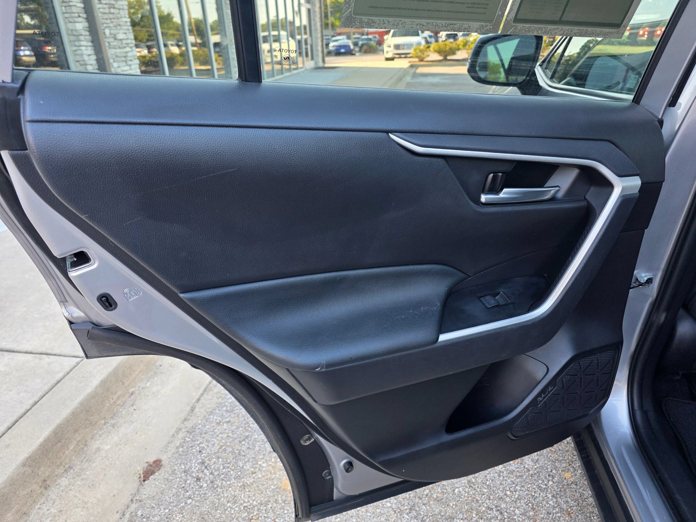 Used 2021 Toyota RAV4 XLE w/ Convenience Package FWD image 10