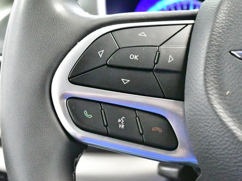 Used 2023 Chrysler Pacifica Touring-L FWD image 25
