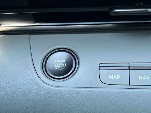 Certified 2025 Hyundai Elantra Limited FWD image 28