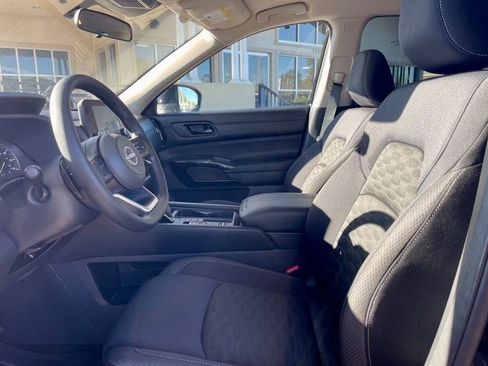 Used 2025 Nissan Pathfinder S image 11