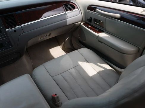 Used 2006 Lincoln Town Car Signature image 22