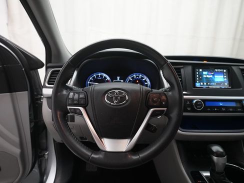 Used 2014 Toyota Highlander Limited w/ Driver Technology Package AWD/4WD image 4
