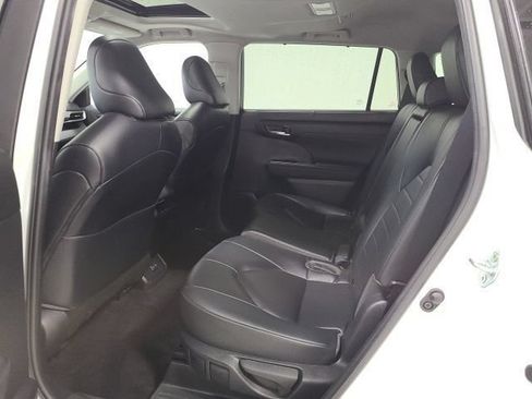 Used 2023 Toyota Highlander XLE AWD/4WD image 22