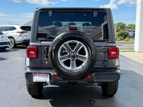 Used 2018 Jeep Wrangler Unlimited Sahara AWD/4WD image 5