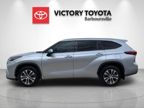 Used 2022 Toyota Highlander XLE AWD/4WD image 2