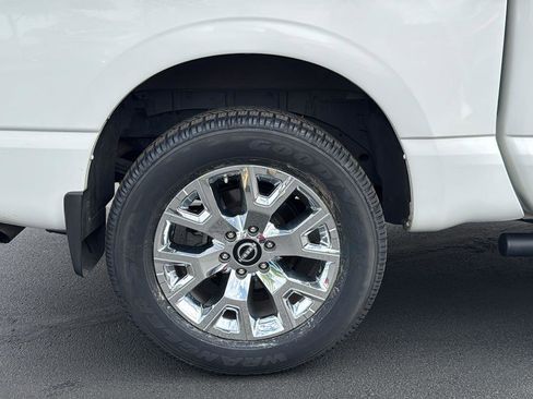Used 2023 Nissan Titan SV w/ SV Convenience Package image 6