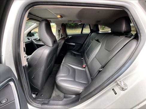 Used 2016 Volvo V60 T5 Cross Country w/ Convenience Package image 5