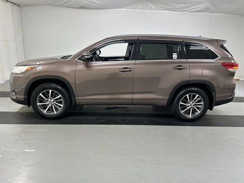 Used 2018 Toyota Highlander XLE w/ Carpet Mat Package (TMS) image 6