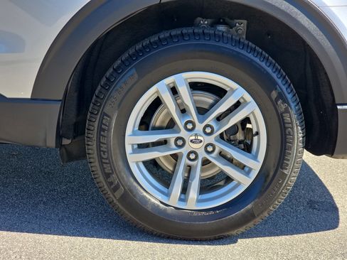 Used 2021 Ford Explorer XLT image 30