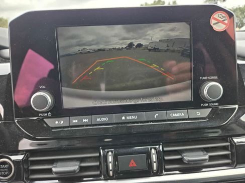 Used 2024 Nissan Pathfinder SV FWD image 12