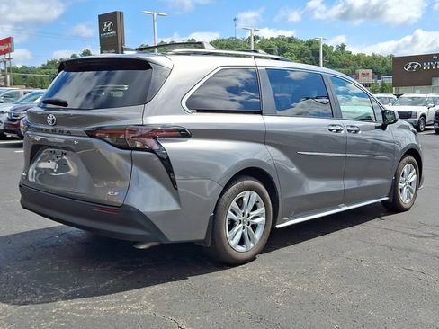 Used 2026 Toyota Sienna XLE AWD/4WD image 6