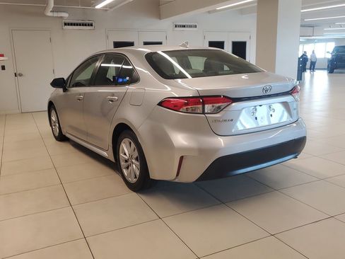 Used 2023 Toyota Corolla LE w/ LE Premium Package image 5