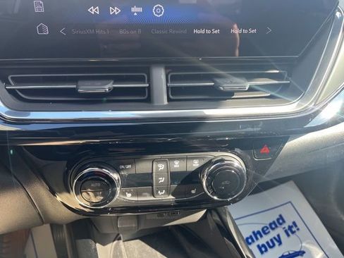 Used 2025 Chevrolet Trax RS w/ Sunroof Package image 30