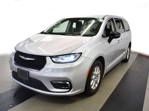 Used 2024 Chrysler Pacifica Touring-L FWD image 4