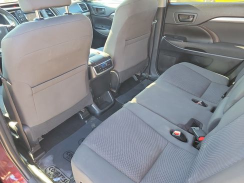 Used 2019 Toyota Highlander LE image 11