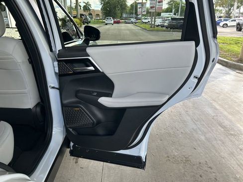 New 2025 Mitsubishi Outlander SE image 31