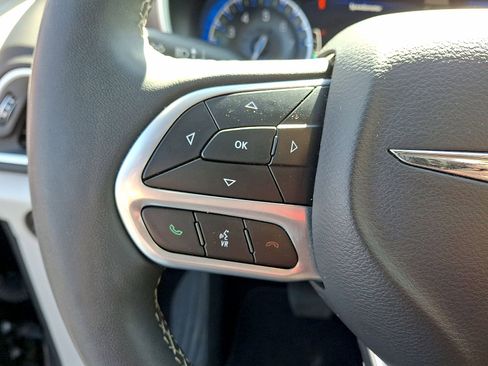 Used 2024 Chrysler Pacifica Touring-L FWD image 17