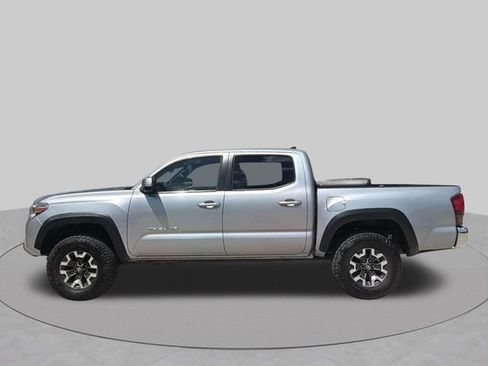 Used 2018 Toyota Tacoma TRD Off-Road AWD/4WD image 8