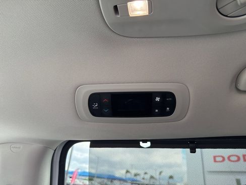 Used 2024 Chrysler Pacifica Touring-L image 18