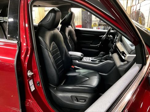 Used 2020 Toyota Highlander XLE image 9