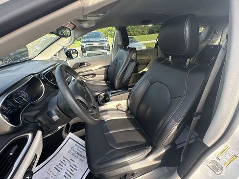 Used 2024 Chrysler Pacifica Touring-L FWD image 13
