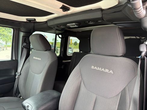 Used 2017 Jeep Wrangler Unlimited Sahara w/ Connectivity Group AWD/4WD image 15