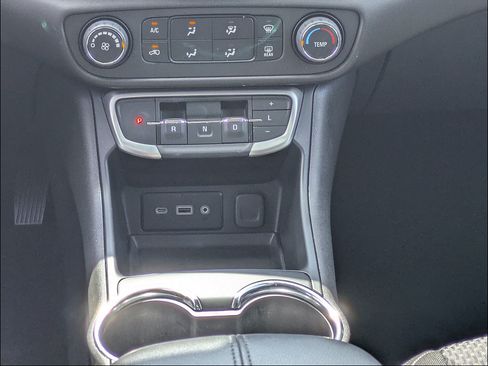Used 2024 GMC Terrain SLE FWD image 18