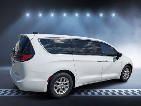 Used 2025 Chrysler Pacifica Select image 3