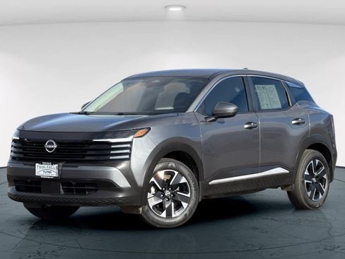 Used 2025 Nissan Kicks SV image 1