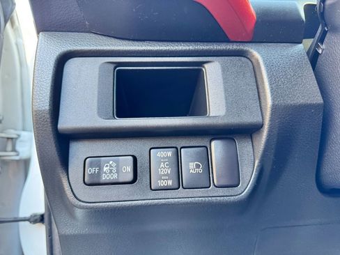 Used 2018 Toyota Tacoma TRD Off-Road image 31