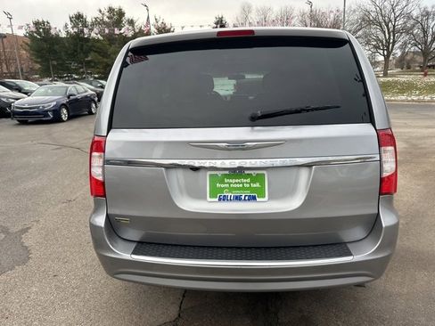 Certified 2016 Chrysler Town & Country Touring image 4