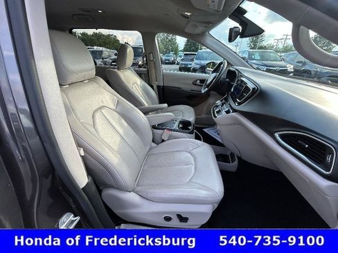 Used 2017 Chrysler Pacifica Touring-L Plus FWD image 30
